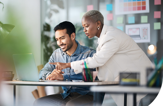 Les étape du processus DevSecOps (planification, codage, compilation, test, release, déploiement, exploitation et surveillance) sont représentées par le symbole de l'infini qui chevauche le bouclier de sécurité (sécurité et conformité).